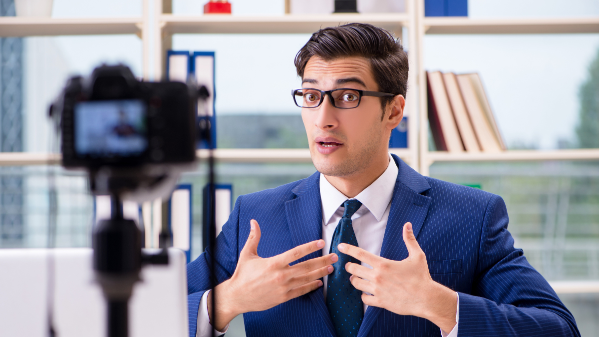 Advogado gravando vídeo e fazendo publicidade na advocacia