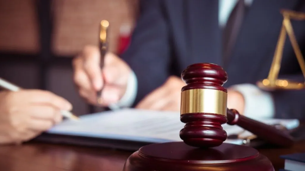 Cessão de honorários advocatícios sendo formalizada, com martelo de juiz em destaque simbolizando justiça e contratos jurídicos.